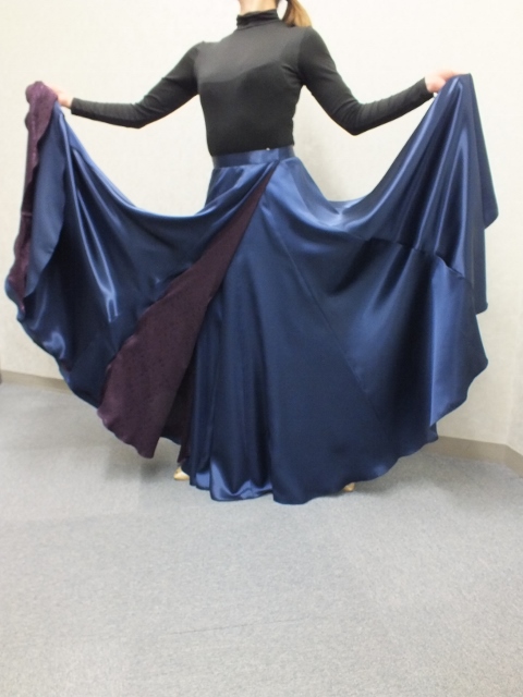 けまわしの大きなパソ用巻スカート サテン生地とジャガード生地を裏表に使用したスカート