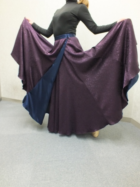 けまわしの大きなパソ用巻スカート サテン生地とジャガード生地を裏表に使用したスカート