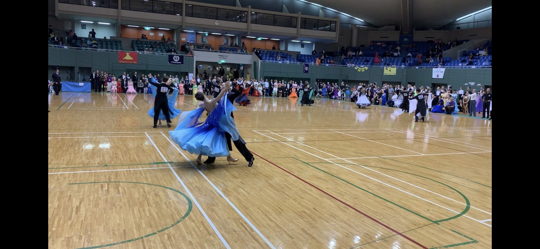 競技では、社交ダンス衣装も大事なひとつ。