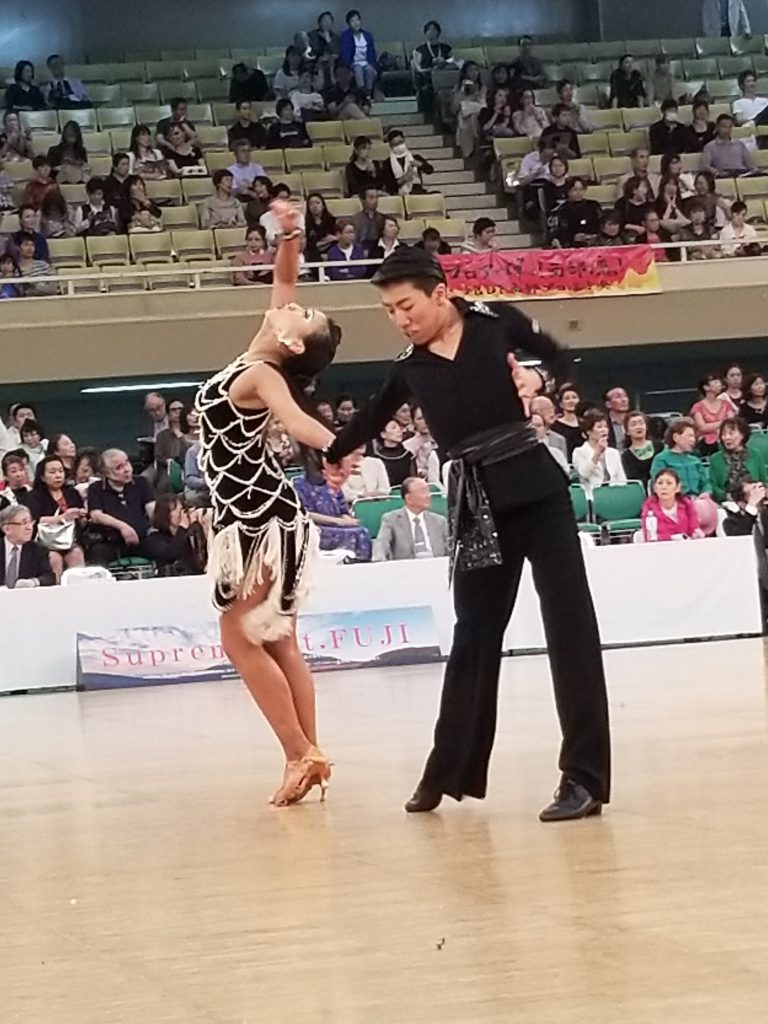 勝てるメンズラテン衣装のセミオーダーができる都内店舗