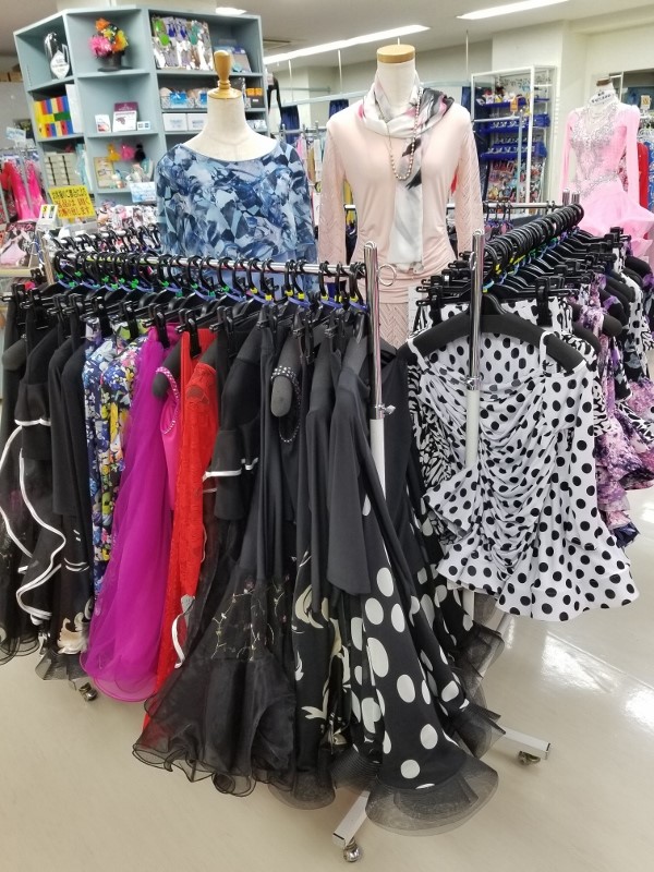 白樺ドレス恒例の夏の大バーゲンセール レンタル&トータルショップ