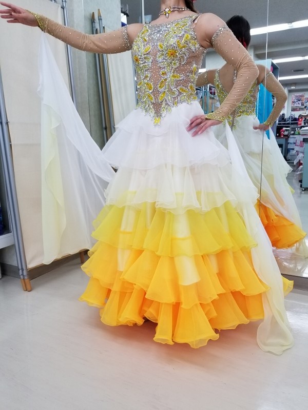 商品ナンバー:SM5 姫ティアードスタンダードドレス ベージュ ホワイト クリームサフラン 白 黄色 オレンジ 姫 ティアード スタンダードドレス 石付 社交ダンス用ロンググローブ ロングアームカバー 指先フリー手袋 指抜きフィンガーレス 白樺ドレス ネット予約