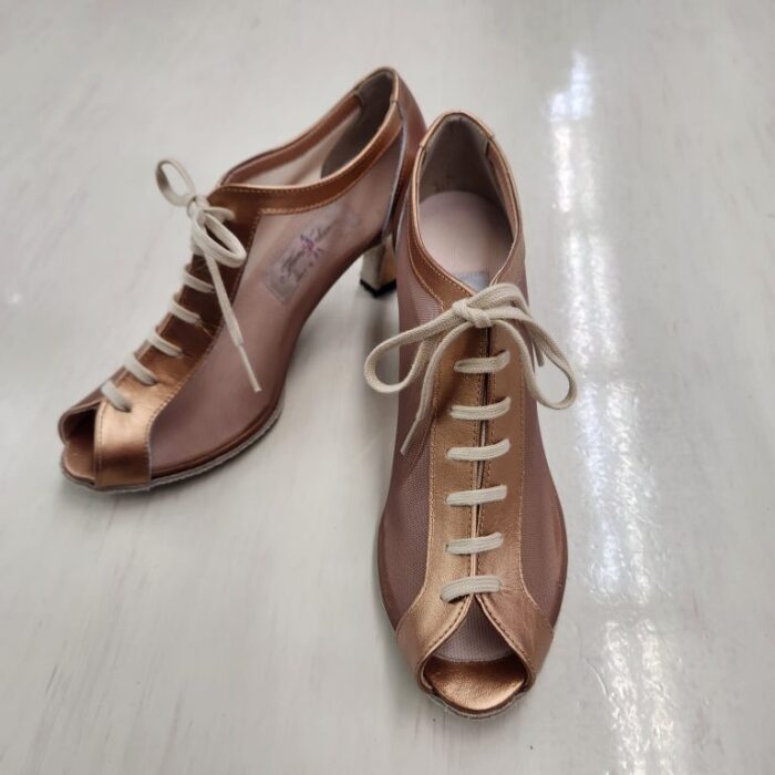 ヒールで踊るダンスとは？始めるときのポイントやシューズの選び方を解説