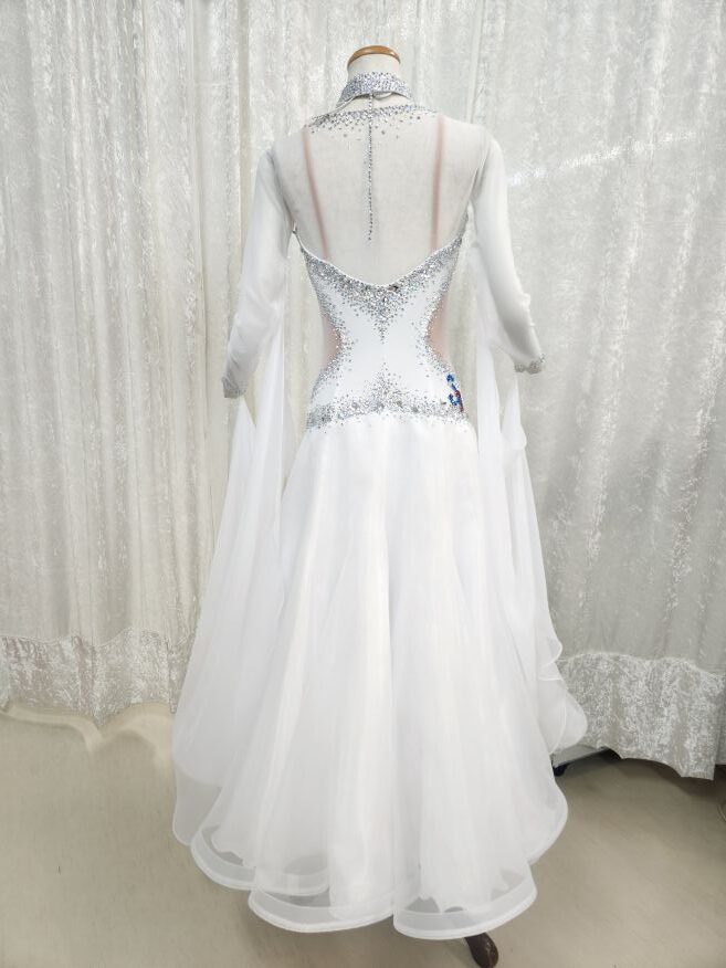 背中の開いたドレスの着こなし方とは？「専用のインナー」で美しく魅せよう