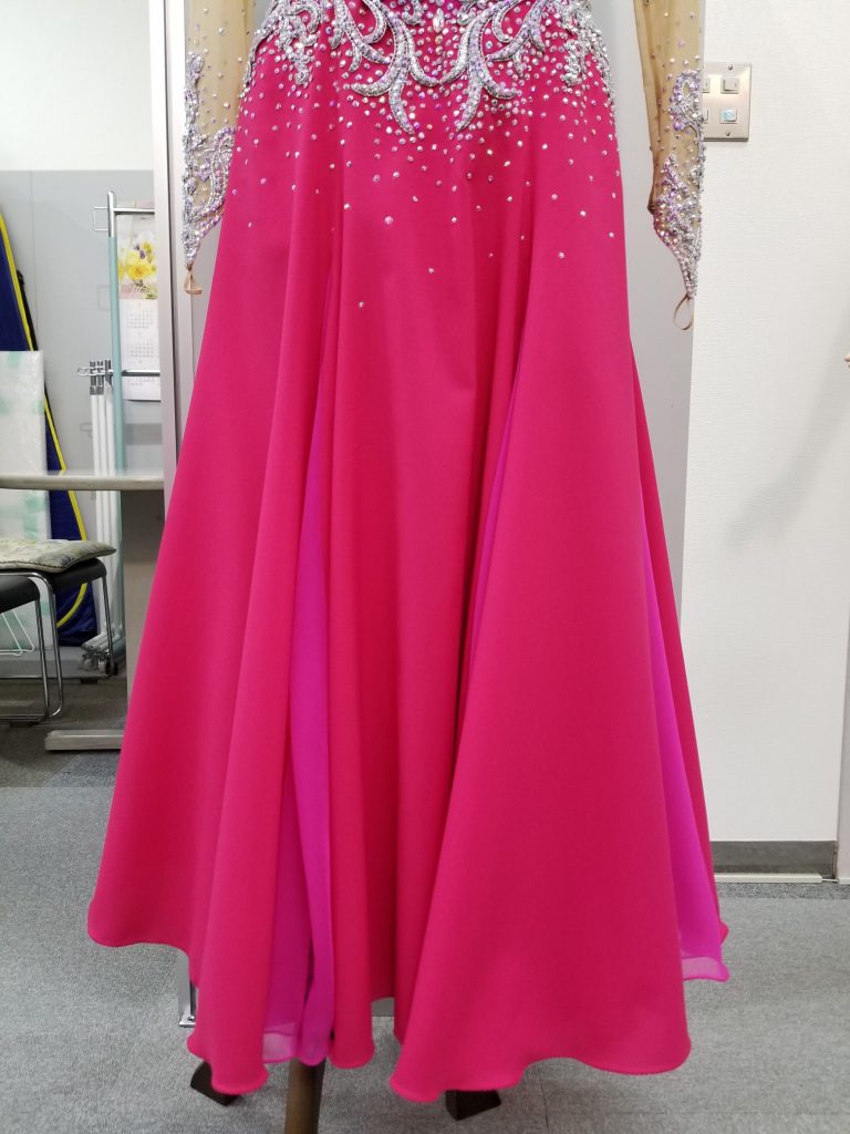 2万円台でも出来る お手軽 社交ダンスドレスのリメイク術 白樺ドレスのリフォーム Before After G15 ホース付ペチコート 説明用 ビフォーアフター01