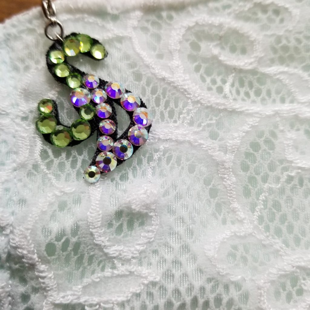 ラインストーンのマスクチャーム