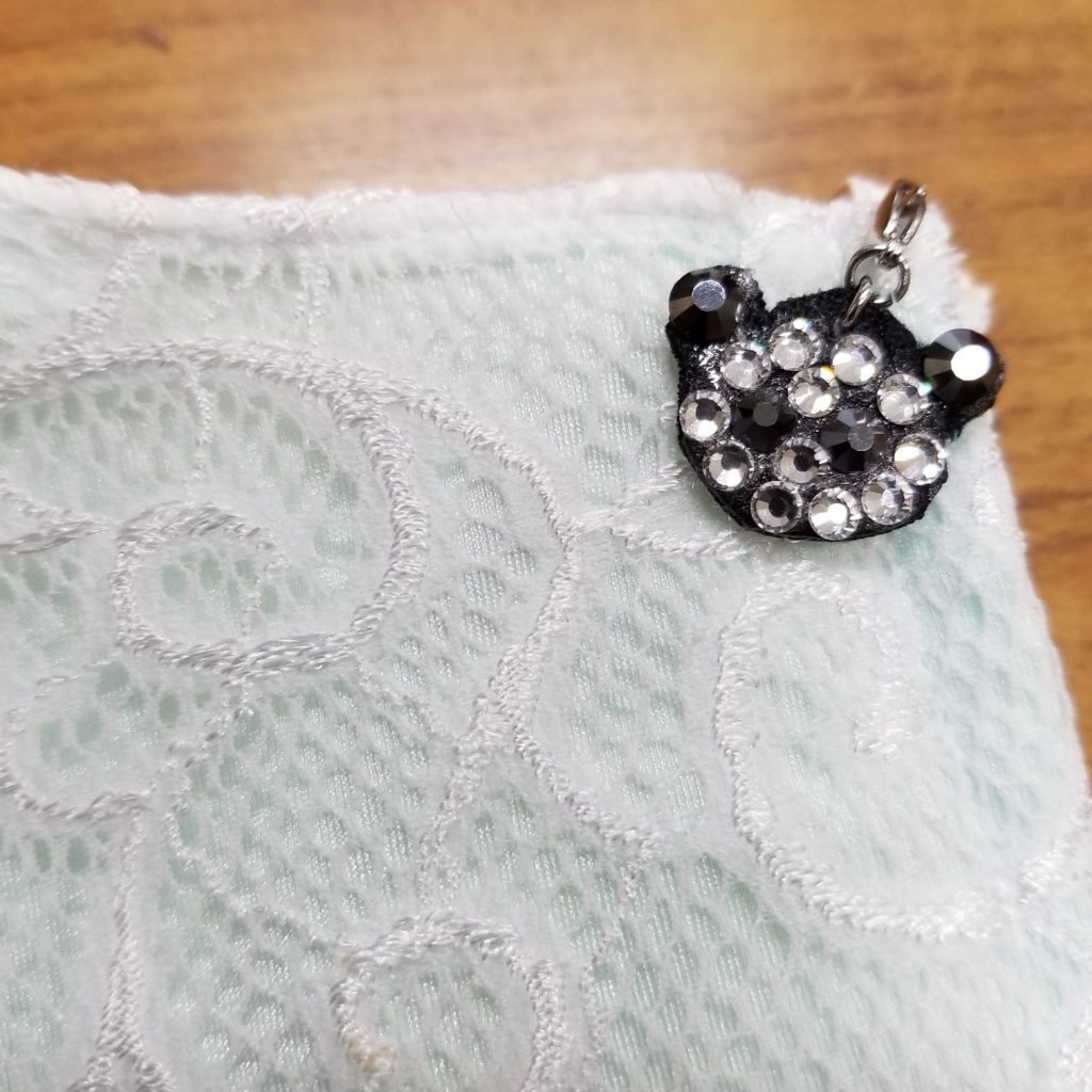 ラインストーンのマスクチャーム