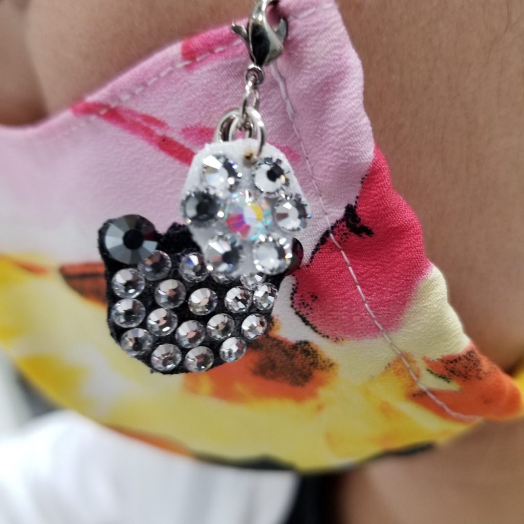 マスクチャーム マスクアクセサリー ラインストーンのマスクチャーム オーロラ クリスタル マスクにひっかける飾り 日本製