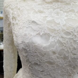 ダンスドレスの汚れ・臭いは専門クリーニングで