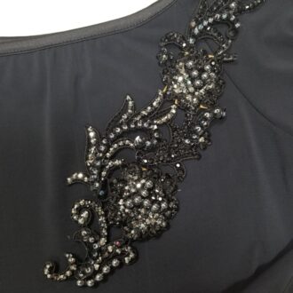 黒ラインストーンのレースモチーフをアップリケとして使う