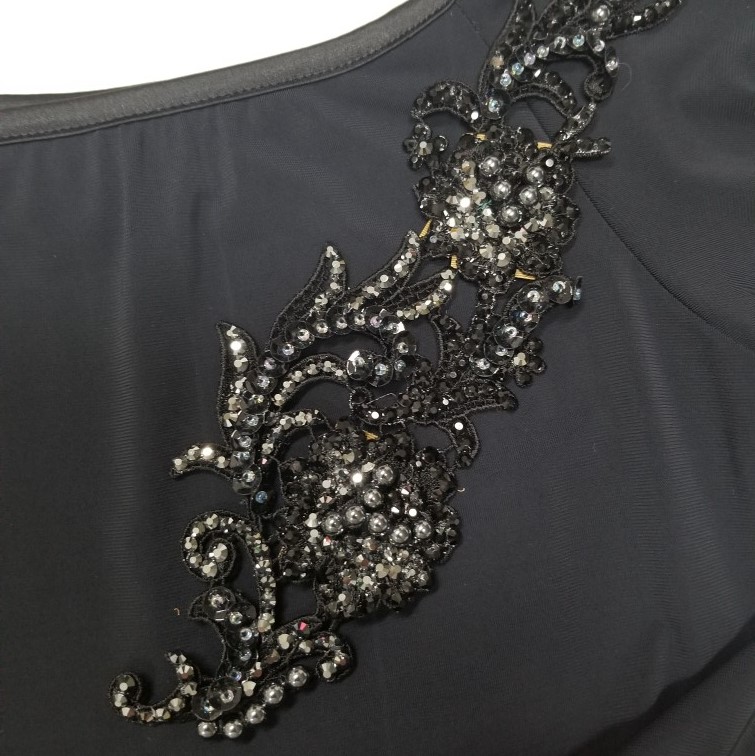 黒ラインストーンのレースモチーフをアップリケとして使う