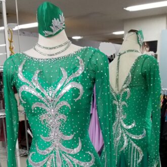 ドレスとお揃いのマスクをつける