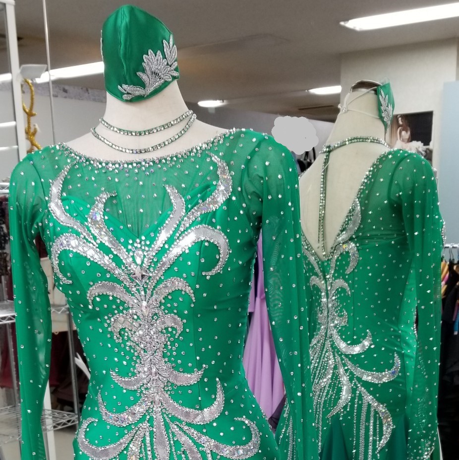 ドレスとお揃いのマスクをつける