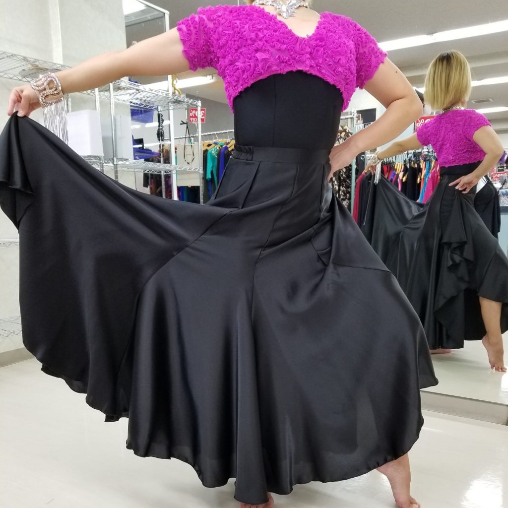 サテンスカート サテンスカートコーデ パソスカート ロングサテンスカート けまわしの大きなスカート 裾巾の大きなスカート 黒のサテンスカート 赤のサテンスカート