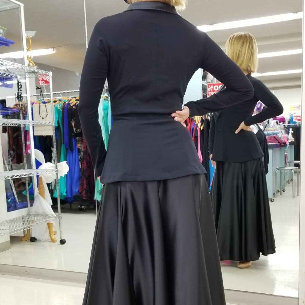 サテンスカート サテンスカートコーデ パソスカート ロングサテンスカート けまわしの大きなスカート 裾巾の大きなスカート 黒のサテンスカート 赤のサテンスカート