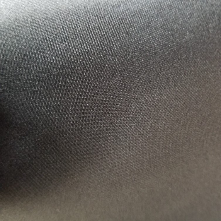 サテンスカート サテンスカートコーデ パソスカート ロングサテンスカート けまわしの大きなスカート 裾巾の大きなスカート 黒のサテンスカート 赤のサテンスカート