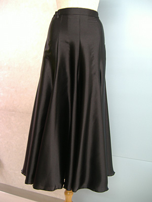 サテンスカートで定番スタイルも上手に着こなす