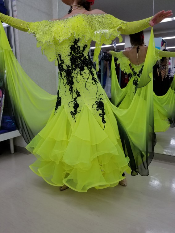 Sサイズのスタンダードドレス 蛍光色 ライム レモンイエロー ティアードスカート 細さをカバーできるスタンダード衣装 グラデーション