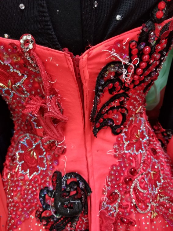 衣装のリメイク ドレスリフォーム ドレスのお直し 社交ダンスドレスお直し東京 社交ダンスドレスメンテナンス パーティードレスお直し 社交ダンスドレス丈詰め 社交ダンスドレス巾詰め