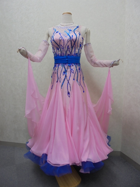 ピンクでも目立つスタンダードドレスが着たい