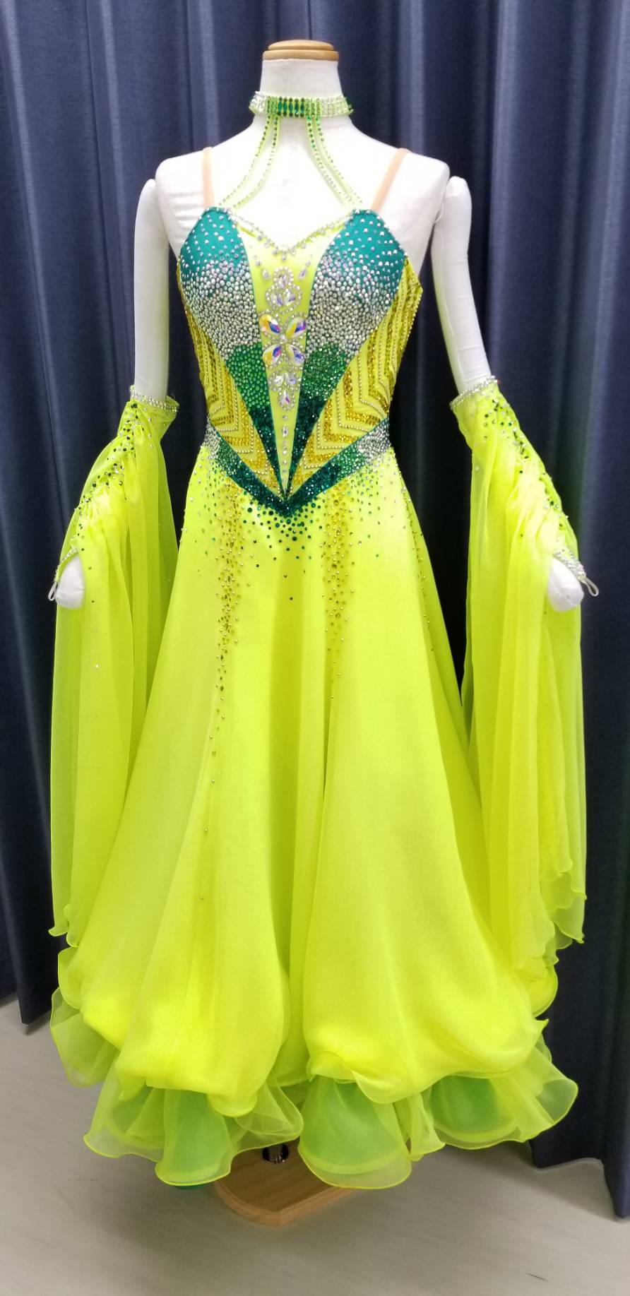競技向きのライムカラースタンダードドレス