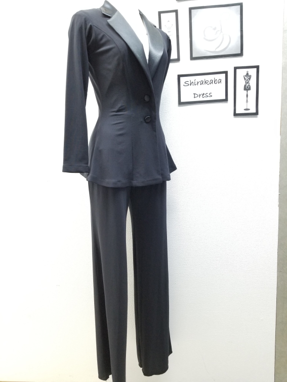 ダンス用レディースジャケット　クレープ生地のジャケット　ジャケットを着ても肩が上がらない　テーラードジャケット　細身ラインのジャケット