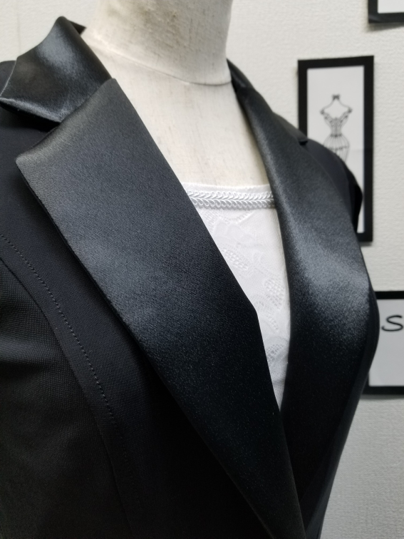 ダンス用レディースジャケット　クレープ生地のジャケット　ジャケットを着ても肩が上がらない　テーラードジャケット　細身ラインのジャケット