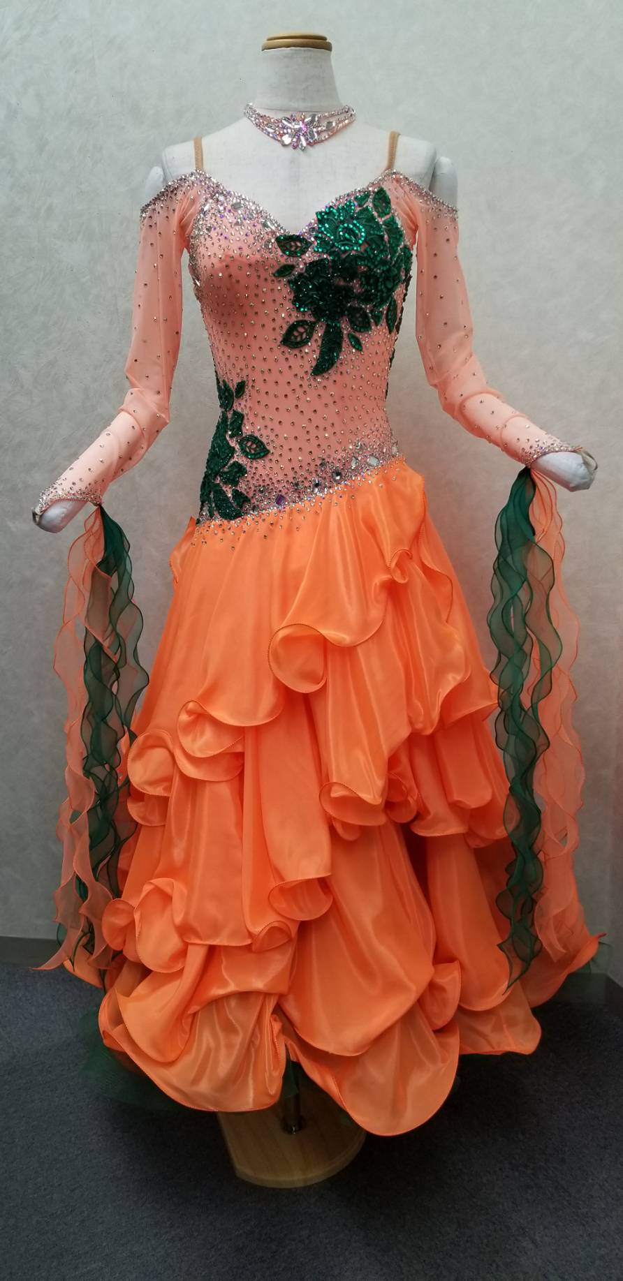 社交ダンスティアードスタンダードドレスを大人可愛く