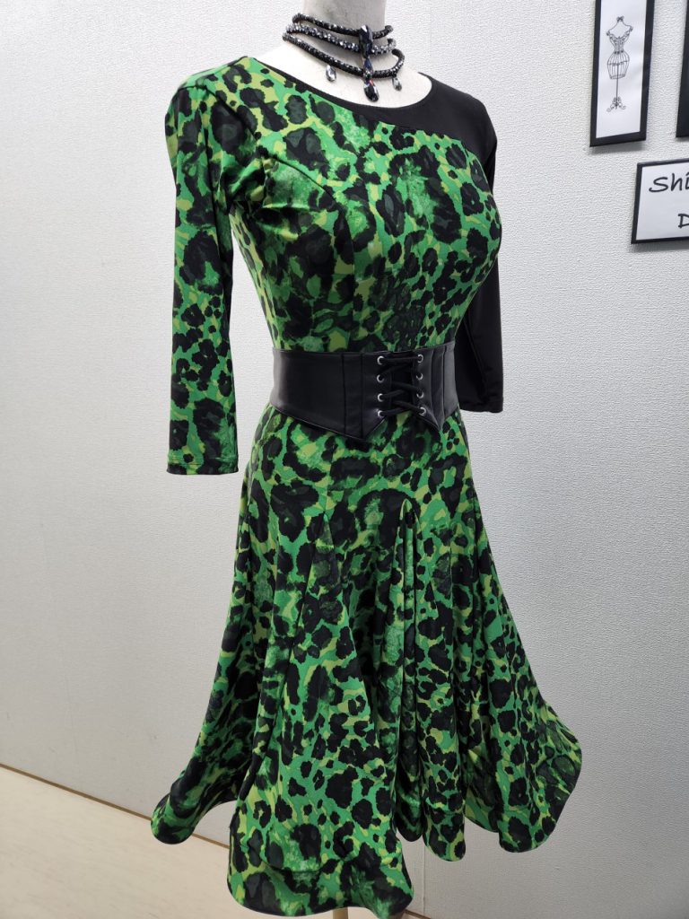 フェイクレザーベルト 衣装としても使えるベルト 簡単に巻けるサッシュベルト 脚長効果 社交ダンス衣装 ベルト