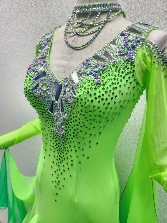 蛍光色のスタンダードドレスを探してネットで予約