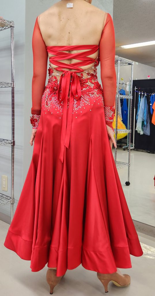 社交ダンスドレスリメイク 社交ダンスドレスリフォーム 社交ダンスドレスお直し ドレスに袖をつける スタンダードドレスお直し ラテンドレスお直し 白樺ドレスのリフォーム