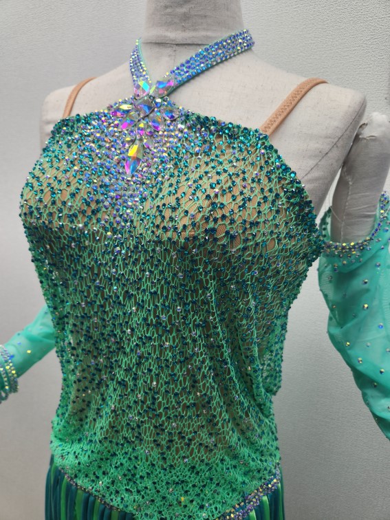 チャチャチャ向きのグリーン系ドレスをレンタルしたい