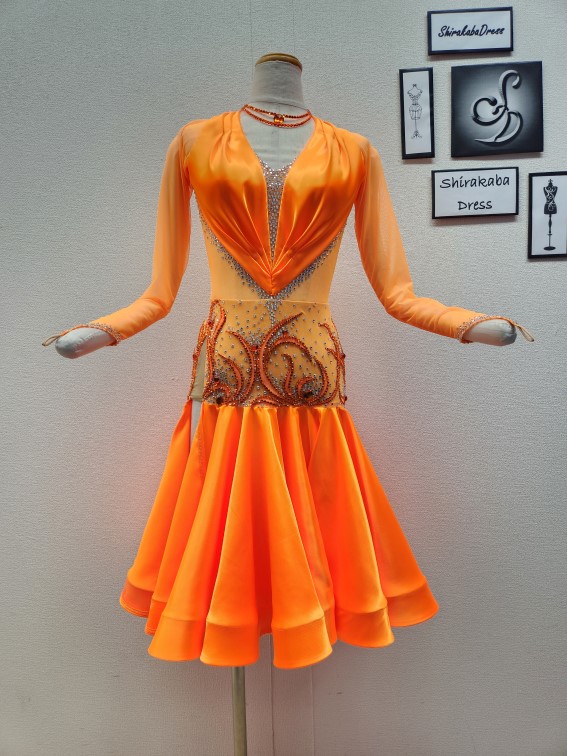 自分の持っている社交ダンスドレスを売りたい