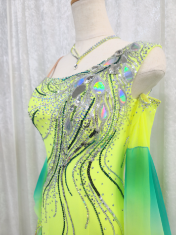 蛍光色カラーのスタンダードドレスが着てみたい