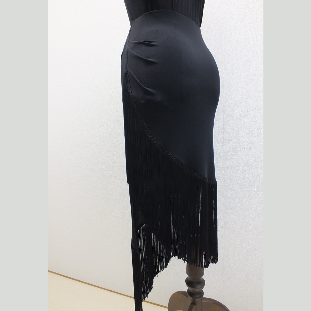 動きのある衣装としても使えるカッコいいラテンスカート