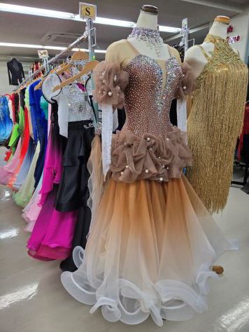 2025白樺ドレス決算セール開催予定