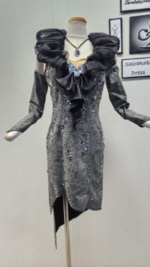 【試着・レンタル・購入】エリザベスカラーが印象的な、グレーのラテン社交ダンスドレス