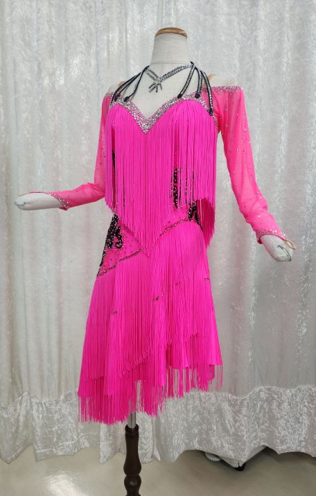 フリンジで動きが抜群なショッキングピンクのラテンドレス　日本製ラテンドレス　袖付ラテンドレス　競技向きラテンドレス