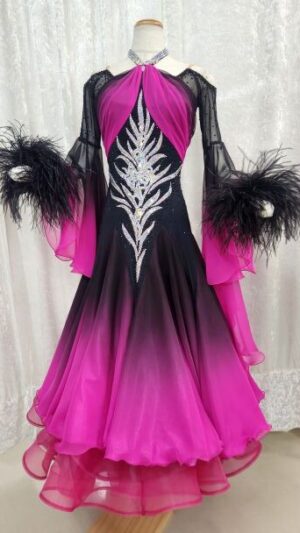 【試着・レンタル・購入】個性が輝く黒なのに目立つSサイズスタンダード用社交ダンスドレス