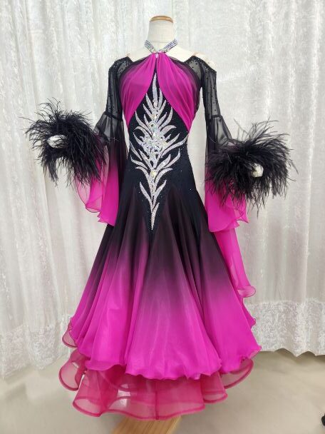 【試着・レンタル・購入】個性が輝く黒なのに目立つSサイズスタンダード用社交ダンスドレス