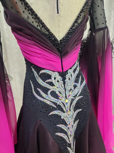 【試着・レンタル・購入】個性が輝く黒なのに目立つSサイズスタンダード用社交ダンスドレス - 画像 (5)