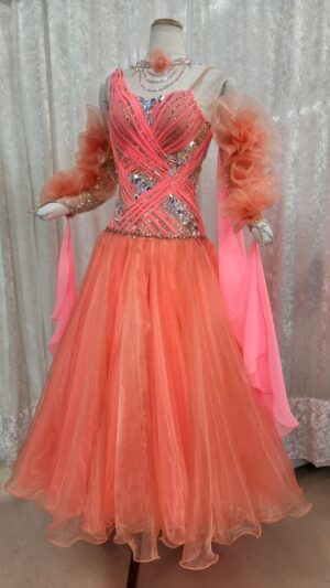 【試着・レンタル・購入】ふんわりスカートのピーチカラースタンダードドレス