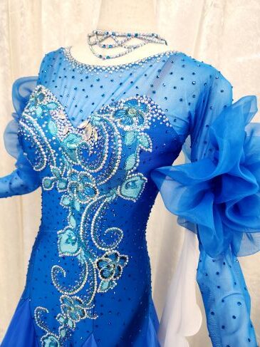 【試着・レンタル・購入】ロイヤルブルーに白のグラデーションスタンダードドレス - 画像 (5)