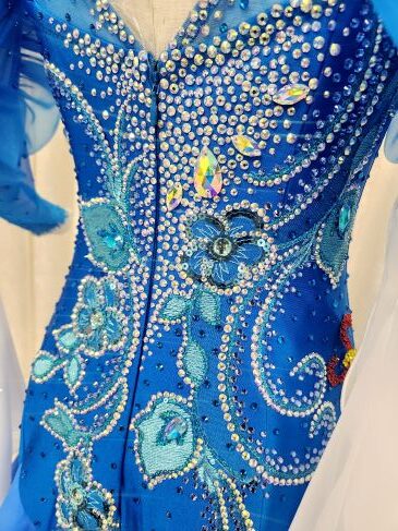 【試着・レンタル・購入】ロイヤルブルーに白のグラデーションスタンダードドレス - 画像 (6)