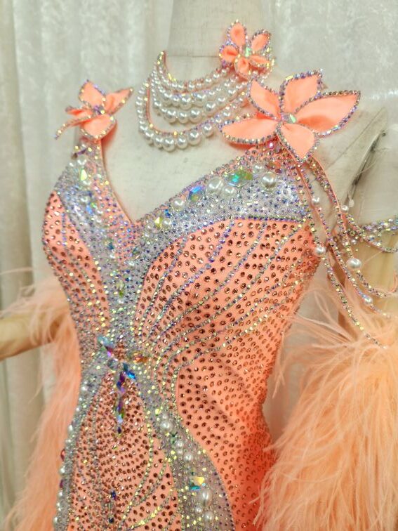 【試着・レンタル・購入】マンゴーカラーのフェザー付スタンダードドレス - 画像 (5)