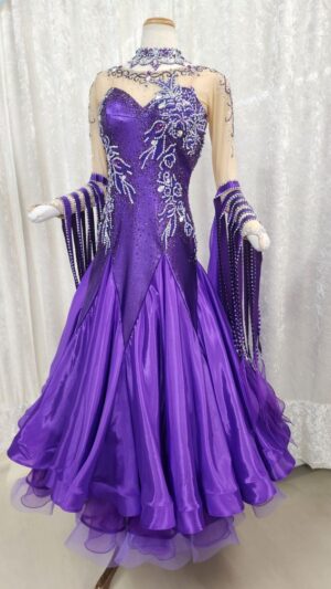 【試着・レンタル・購入】光沢のある生地を使用したLサイズのパープルドレス