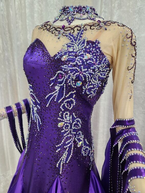 【試着・レンタル・購入】光沢のある生地を使用したLサイズのパープルドレス - 画像 (5)