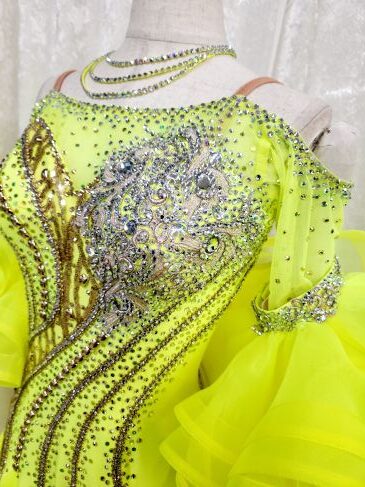 【試着・レンタル・購入】蛍光イエローのスタンダードドレス - 画像 (5)