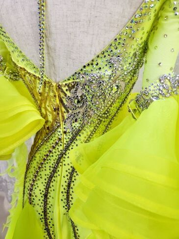 【試着・レンタル・購入】蛍光イエローのスタンダードドレス - 画像 (6)