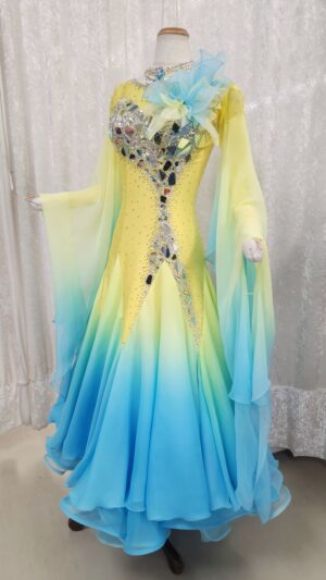 【試着・レンタル・購入】対照的な色彩で軽快に感じるスタンダードドレス